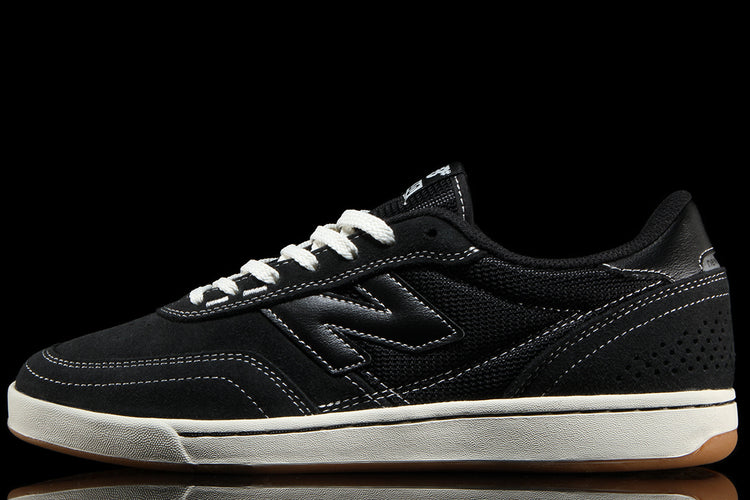New Balance Numeric - 440 Low V2
Style # UN440BCO
Color : Black / White