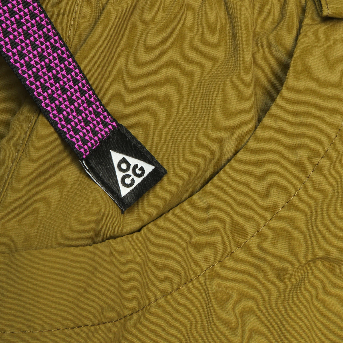 Nike - ACG Dolomiti Pant
Style # IF0913-368
Color : Olive Flak / Black / Summit White