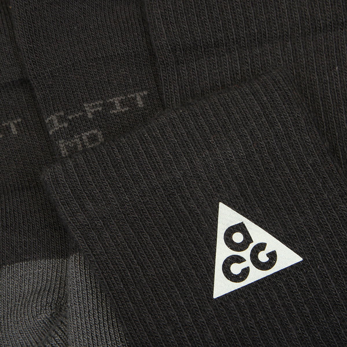 Nike - Everyday Elevated Crew Socks
Style # IH8647-010

Color : Black / DK Smoke Grey / Reflective Silver