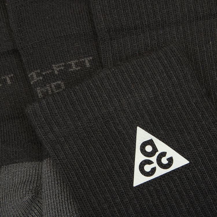 Nike - Everyday Elevated Crew Socks
Style # IH8647-010

Color : Black / DK Smoke Grey / Reflective Silver