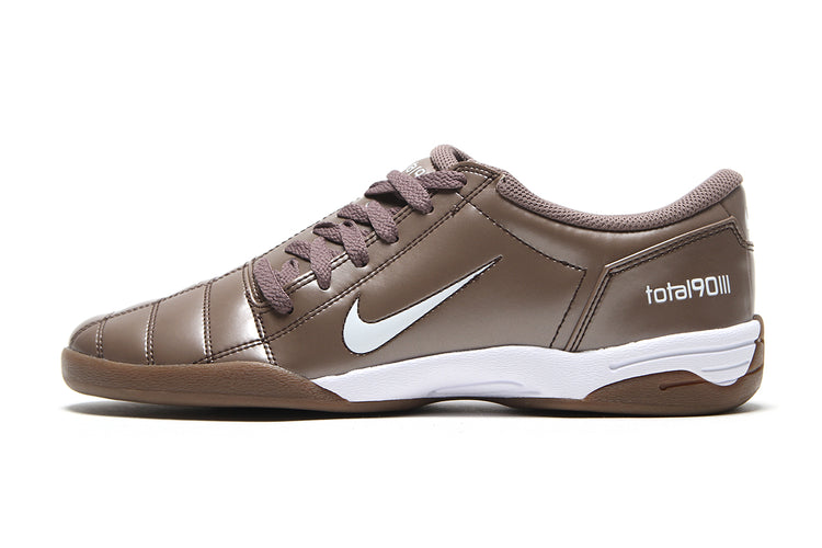 Nike - Total 90
Style # HQ2851-202
Color : Mink Brown / White / Racer Blue