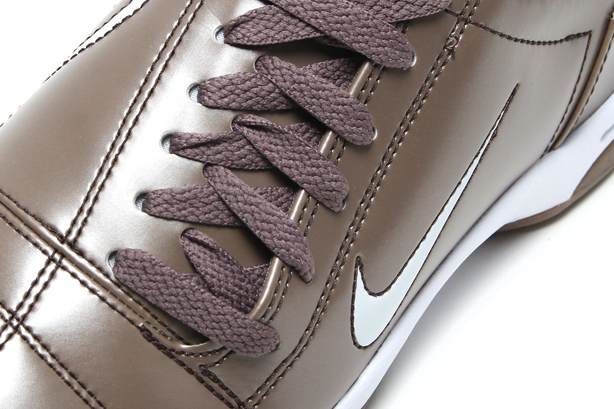 Nike - Total 90
Style # HQ2851-202
Color : Mink Brown / White / Racer Blue