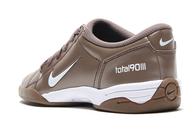 Nike - Total 90
Style # HQ2851-202
Color : Mink Brown / White / Racer Blue