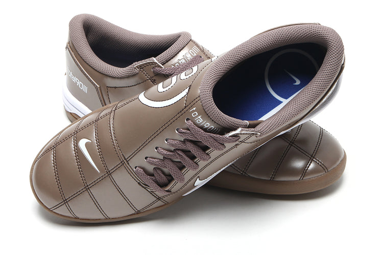 Nike - Total 90
Style # HQ2851-202
Color : Mink Brown / White / Racer Blue