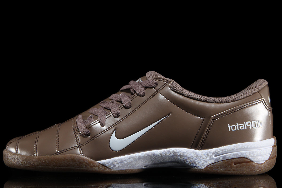 Nike - Total 90
Style # HQ2851-202
Color : Mink Brown / White / Racer Blue
