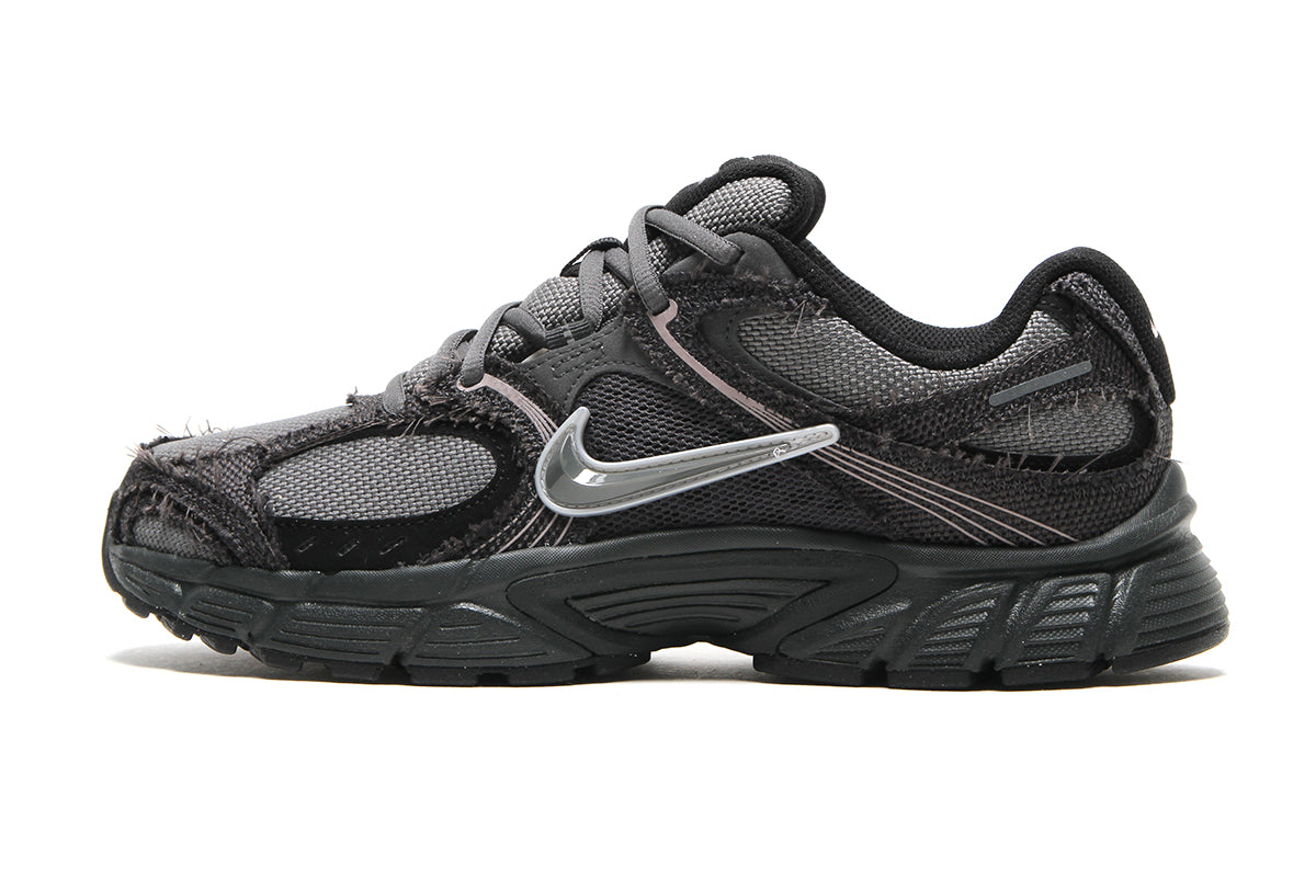 Nike - V5 RNR
Style # IQ0613-060
Color : Anthracite / Iron Grey / Metallic Silver