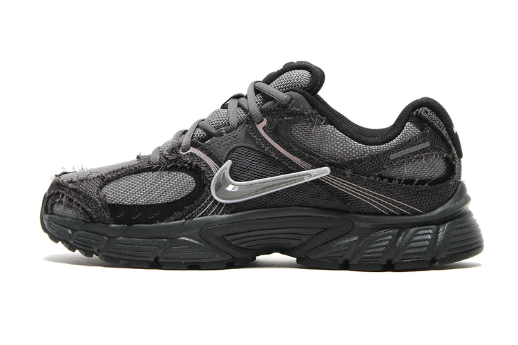 Nike - V5 RNR
Style # IQ0613-060
Color : Anthracite / Iron Grey / Metallic Silver