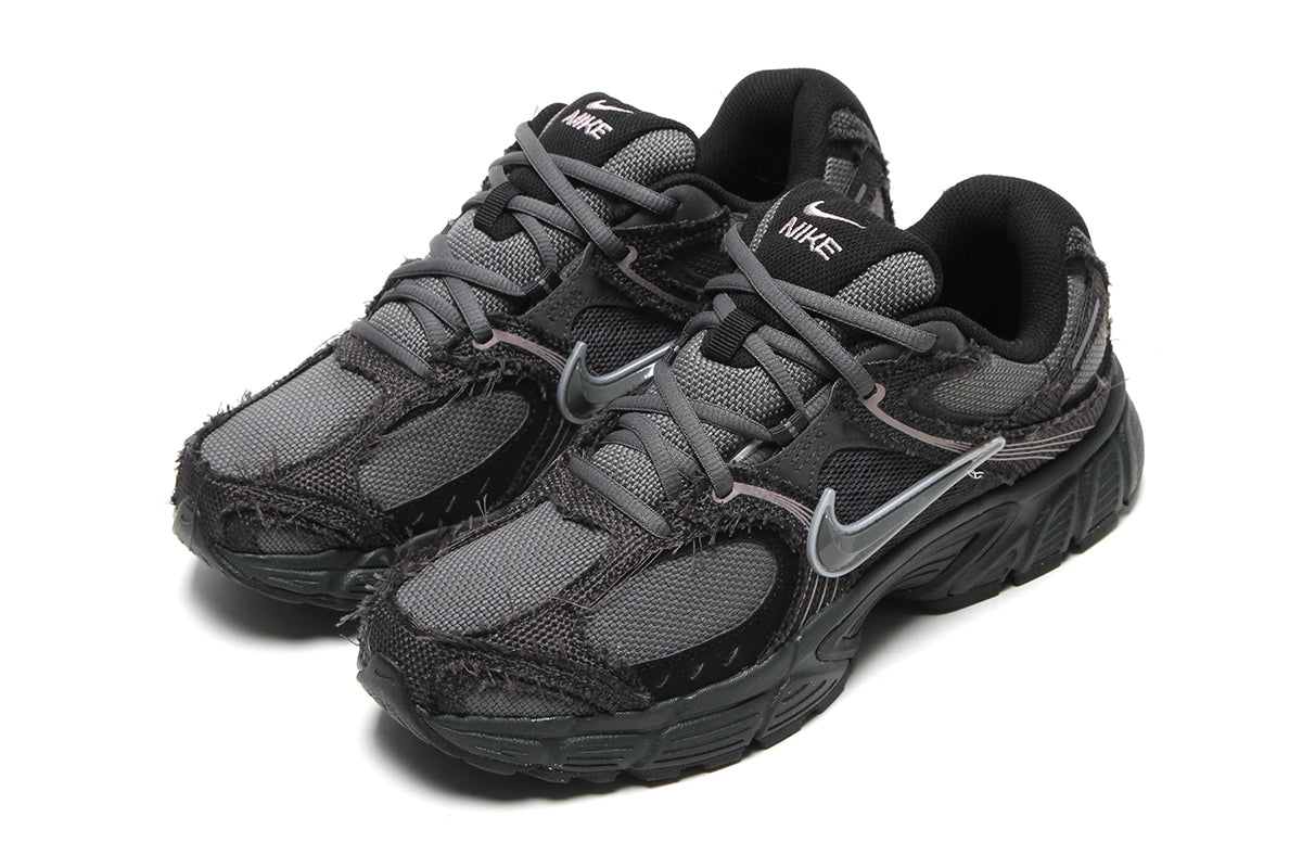 Nike - V5 RNR
Style # IQ0613-060
Color : Anthracite / Iron Grey / Metallic Silver