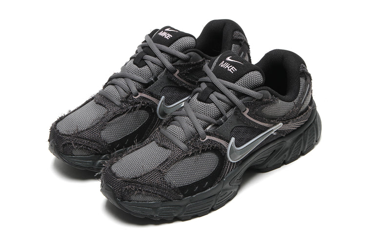 Nike - V5 RNR
Style # IQ0613-060
Color : Anthracite / Iron Grey / Metallic Silver