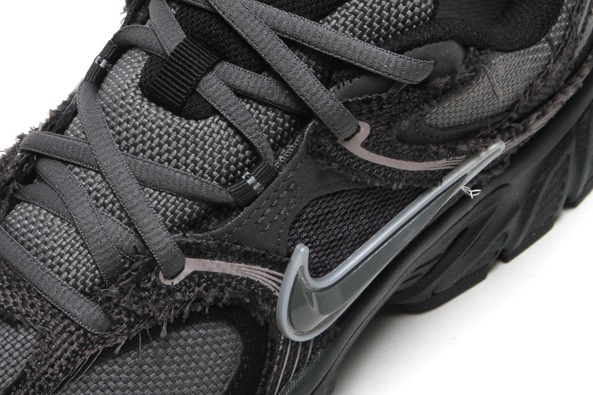 Nike - V5 RNR
Style # IQ0613-060
Color : Anthracite / Iron Grey / Metallic Silver