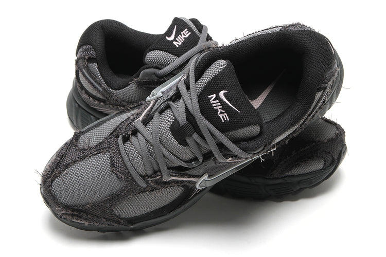 Nike - V5 RNR
Style # IQ0613-060
Color : Anthracite / Iron Grey / Metallic Silver