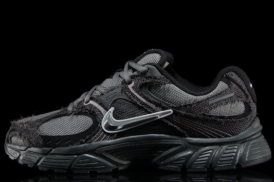 Nike - V5 RNR
Style # IQ0613-060
Color : Anthracite / Iron Grey / Metallic Silver