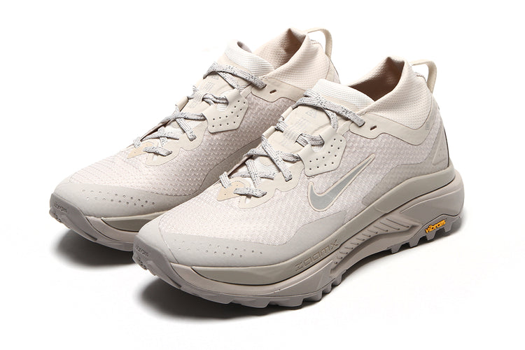 Nike - ACG Zegama Trail Gore-Tex
Style # IO7932-100
Color : LT Orewood Brown / Cream II / College Grey