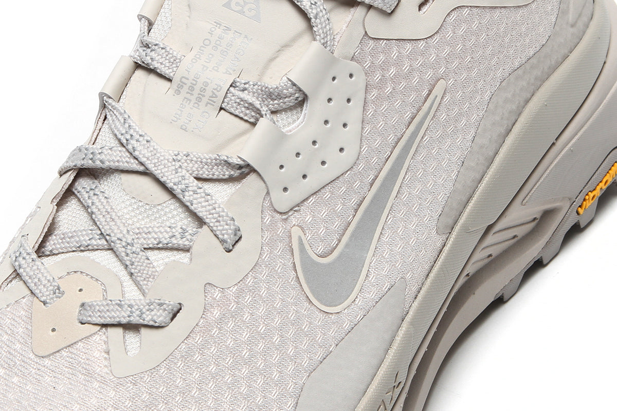Nike - ACG Zegama Trail Gore-Tex
Style # IO7932-100
Color : LT Orewood Brown / Cream II / College Grey