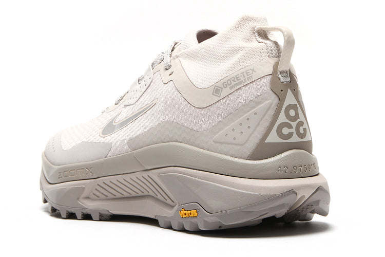Nike - ACG Zegama Trail Gore-Tex
Style # IO7932-100
Color : LT Orewood Brown / Cream II / College Grey