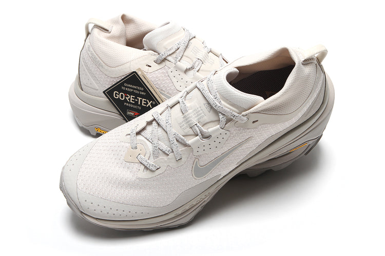 Nike - ACG Zegama Trail Gore-Tex
Style # IO7932-100
Color : LT Orewood Brown / Cream II / College Grey