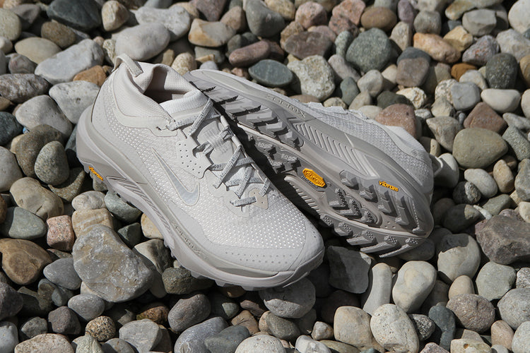 Nike - ACG Zegama Trail Gore-Tex
Style # IO7932-100
Color : LT Orewood Brown / Cream II / College Grey