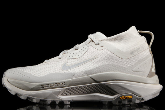 Nike - ACG Zegama Trail Gore-Tex
Style # IO7932-100
Color : LT Orewood Brown / Cream II / College Grey