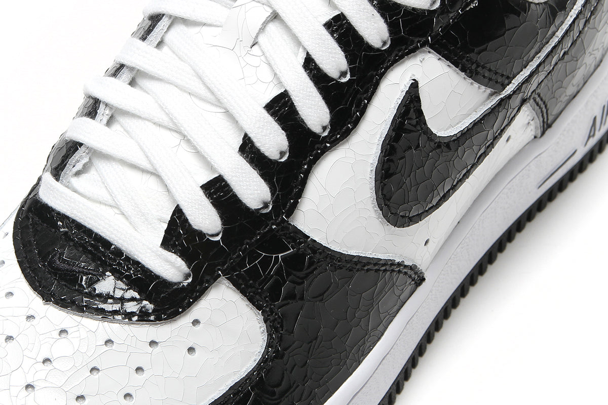 Nike - Air Force 1 Cracked Leather
Style # JA0248-001
Color : Black / White