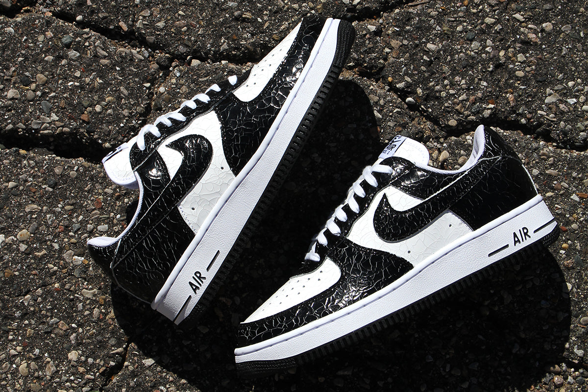 Nike - Air Force 1 Cracked Leather
Style # JA0248-001
Color : Black / White