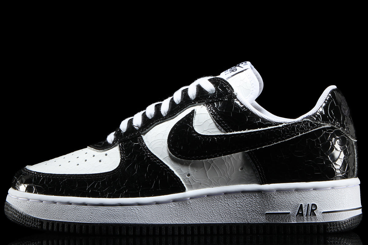 Nike - Air Force 1 Cracked Leather
Style # JA0248-001
Color : Black / White