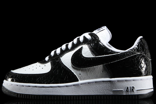 Nike - Air Force 1 Cracked Leather
Style # JA0248-001
Color : Black / White