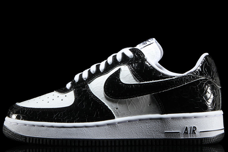 Nike - Air Force 1 Cracked Leather
Style # JA0248-001
Color : Black / White