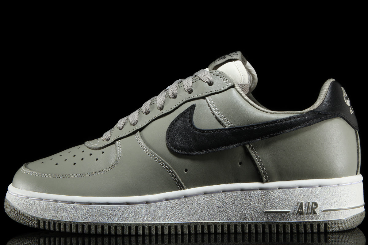 Nike - Air Force 1 '01
Style # IV4501-300
Color : Light Army / Black / Sail