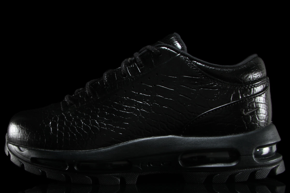 Nike - Air Max Goadome Low
Style # IV4517-001
Color : Black / Black