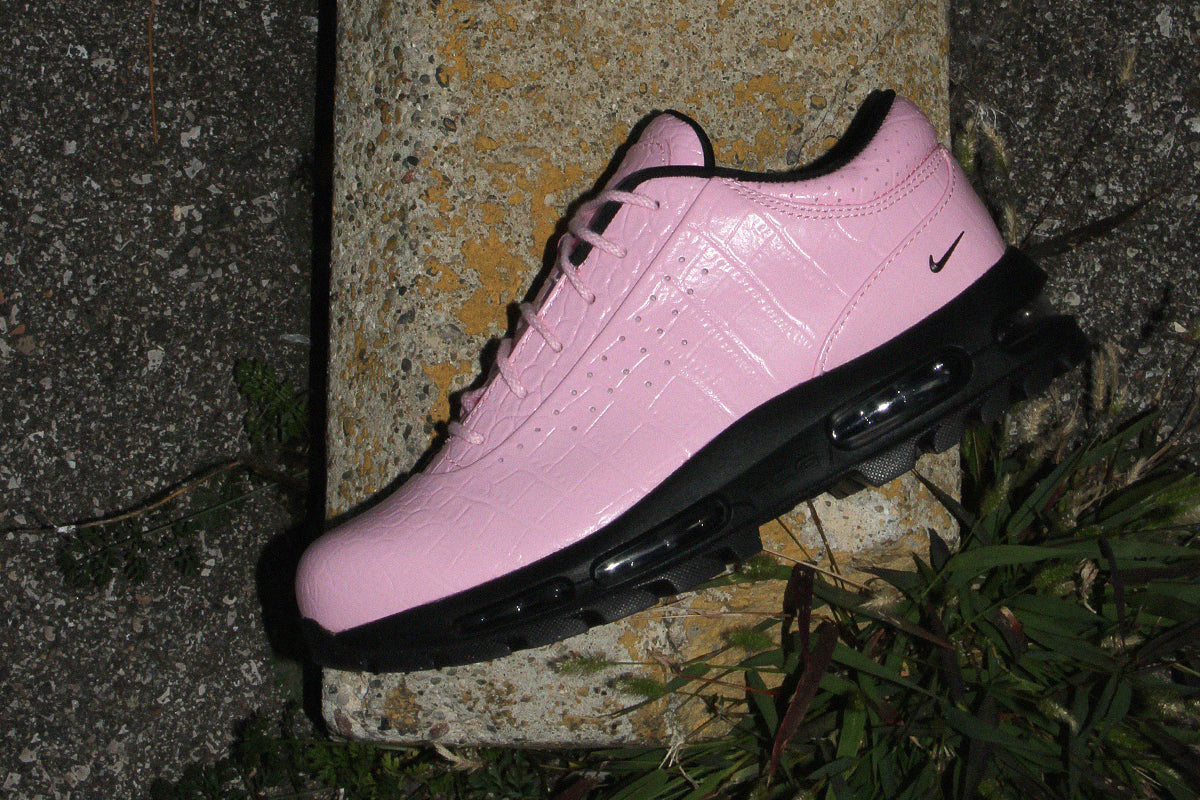 Nike - Air Max Goadome Low
Style # IV4517-600
Color : Neo Pink / Black