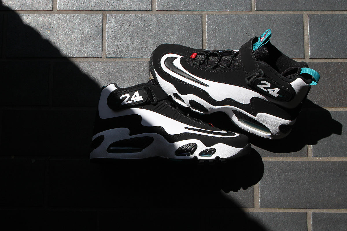Nike - Air Griffey Max 1
Style # DD8558-100
Color : White / Black / Fresh Water
