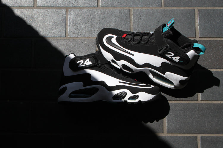 Nike - Air Griffey Max 1
Style # DD8558-100
Color : White / Black / Fresh Water