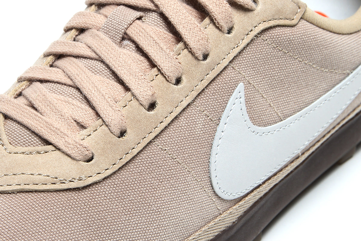Nike - Astrograbber
Style # IO9281-202
Color : Linen / Medium Olive / Sail / Gum Dark Brown