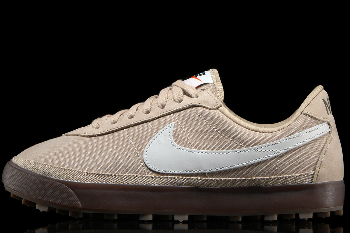 Nike - Astrograbber
Style # IO9281-202
Color : Linen / Medium Olive / Sail / Gum Dark Brown