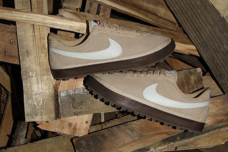 Nike - Astrograbber
Style # IO9281-202
Color : Linen / Medium Olive / Sail / Gum Dark Brown