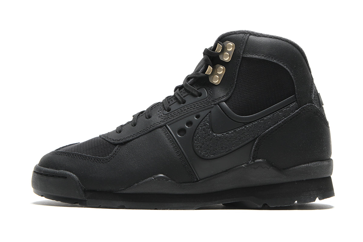 Nike - Baltoro SP
Style # IH4450-001
Color : Black / Metallic Gold
