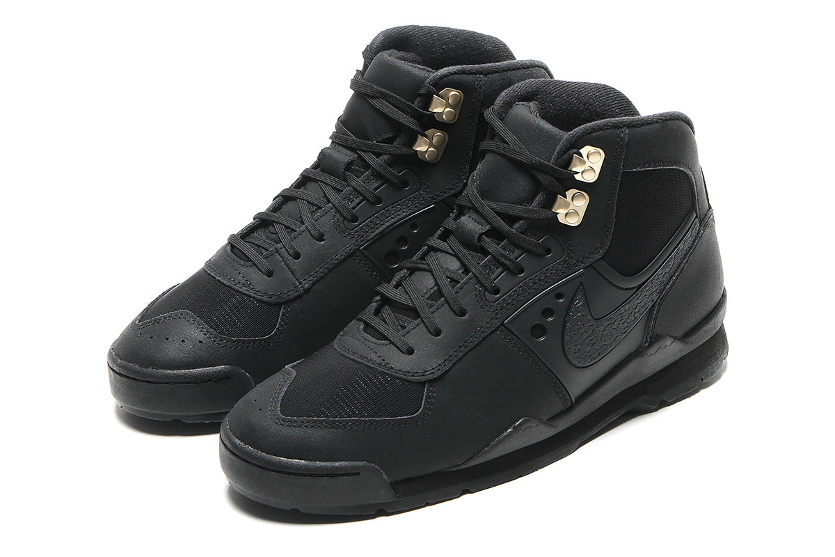 Nike - Baltoro SP
Style # IH4450-001
Color : Black / Metallic Gold