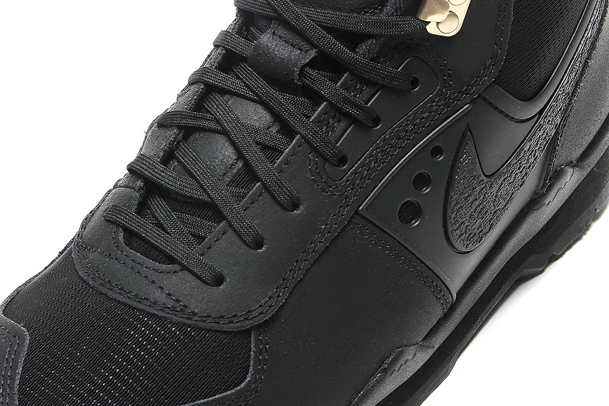 Nike - Baltoro SP
Style # IH4450-001
Color : Black / Metallic Gold