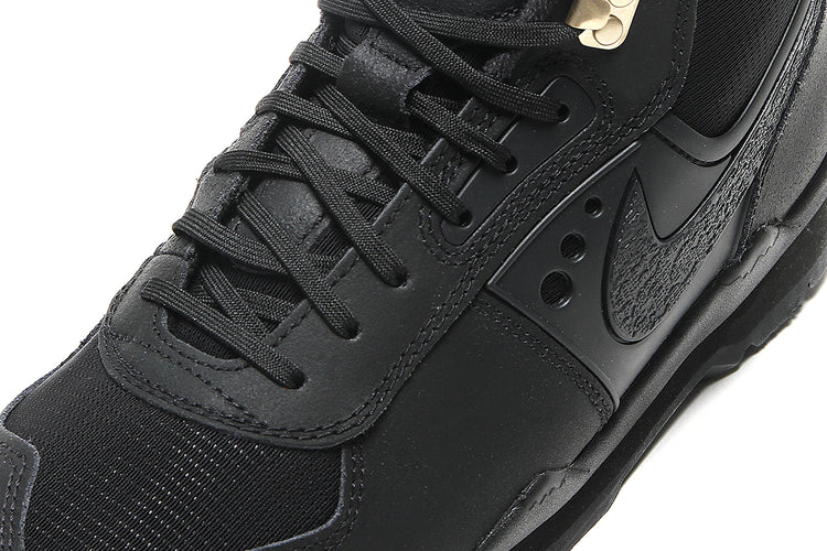 Nike - Baltoro SP
Style # IH4450-001
Color : Black / Metallic Gold