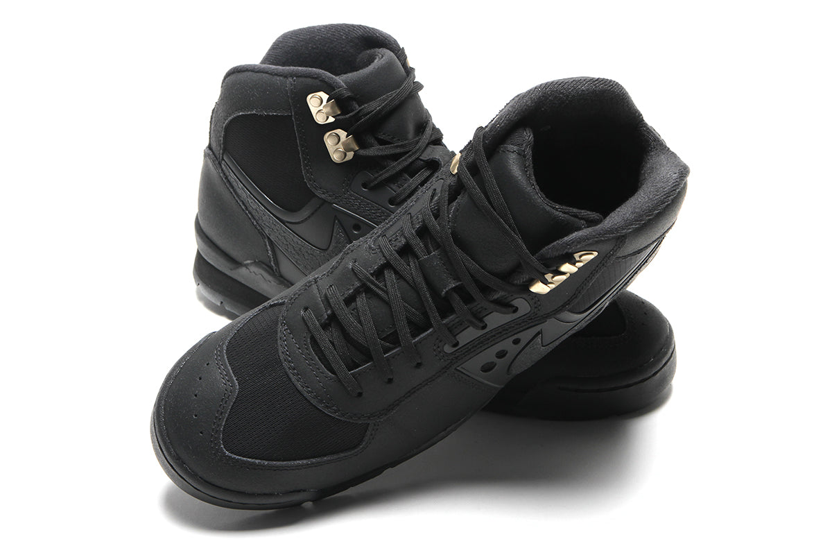 Nike - Baltoro SP
Style # IH4450-001
Color : Black / Metallic Gold