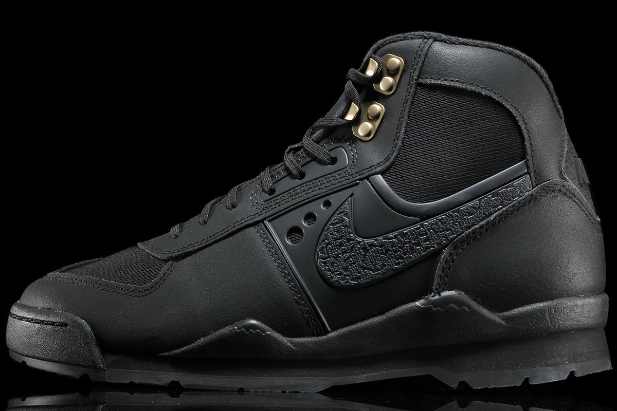 Nike - Baltoro SP
Style # IH4450-001
Color : Black / Metallic Gold