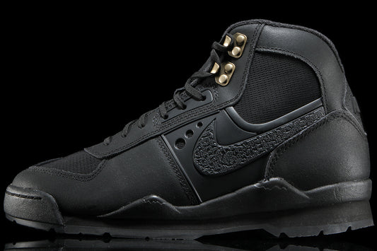 Nike - Baltoro SP
Style # IH4450-001
Color : Black / Metallic Gold
