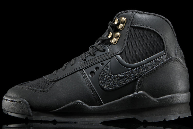 Nike - Baltoro SP
Style # IH4450-001
Color : Black / Metallic Gold