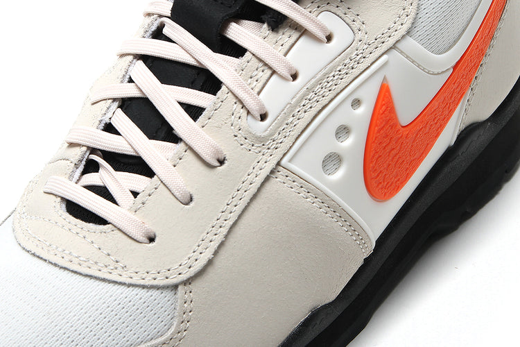 Nike - Baltoro
Style # IO4556-100
Color : Chalk / Sail / Safety Orange / Black