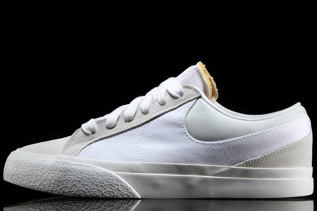 Nike - Blazy
Style # IM2523-100
Color : White / Summit White / Sail