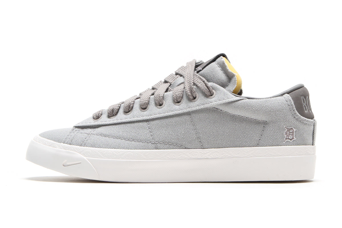 Nike - Blazer Low x Devin Booker
Style # HQ2054-001
Color : Pearl Grey / Sport Grey / Phantom