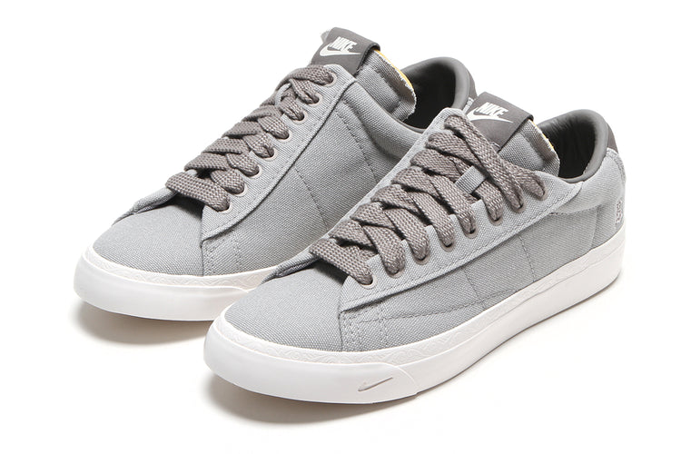 Nike - Blazer Low x Devin Booker
Style # HQ2054-001
Color : Pearl Grey / Sport Grey / Phantom