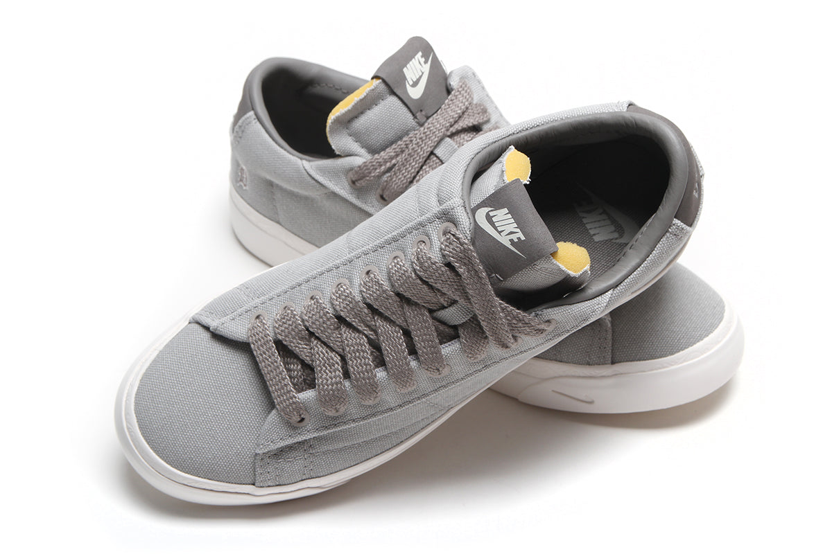 Nike - Blazer Low x Devin Booker
Style # HQ2054-001
Color : Pearl Grey / Sport Grey / Phantom