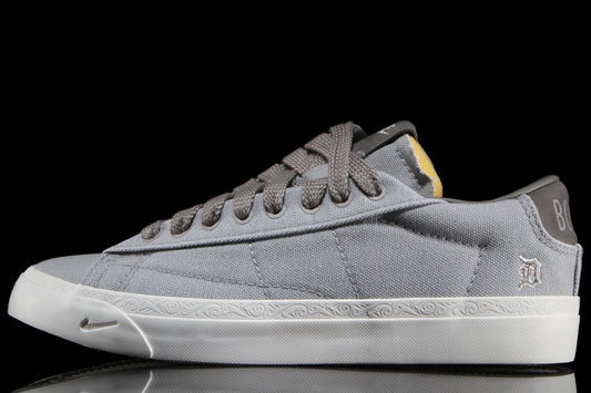 Nike - Blazer Low x Devin Booker
Style # HQ2054-001
Color : Pearl Grey / Sport Grey / Phantom