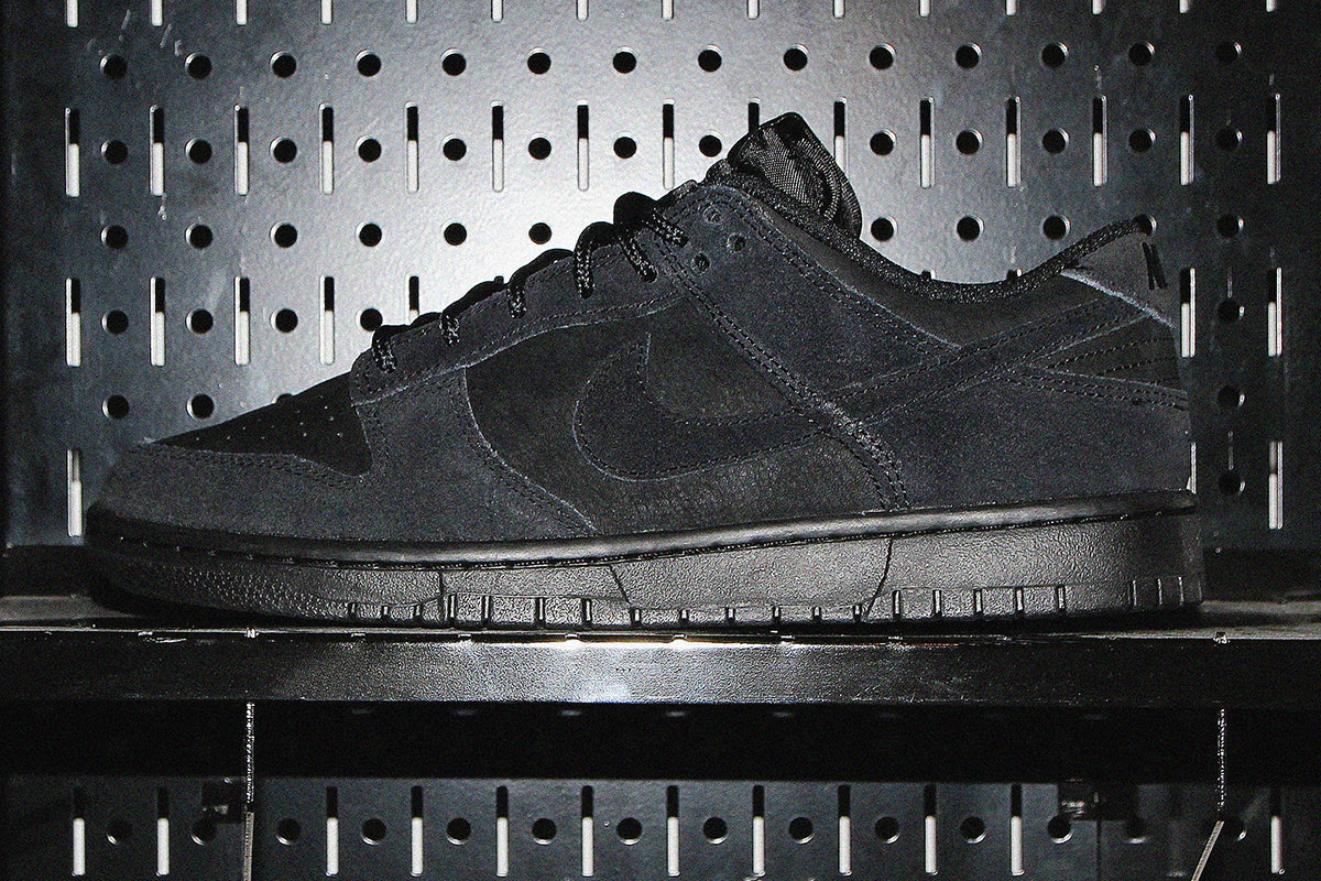 Nike - Dunk Low Retro SE
Style # IB6651-001
Color : Black / Black